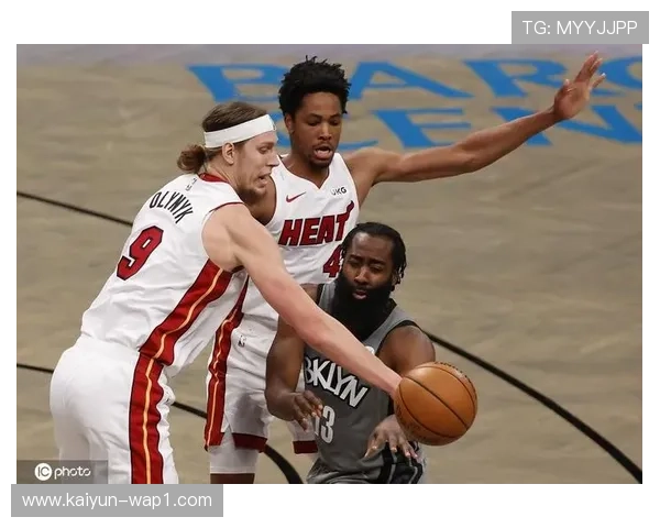 热火团队防守轮转 协防补位有效遏制篮网突破分球